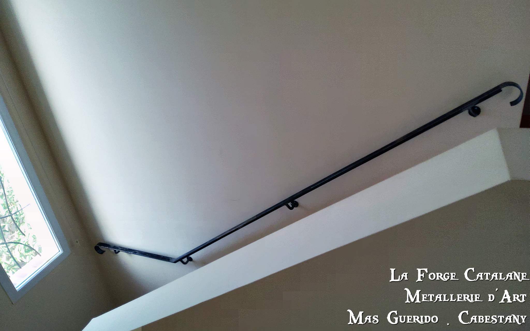 main courante en fer plat avec crosse de finition brut industriel  forge catalane.jpg